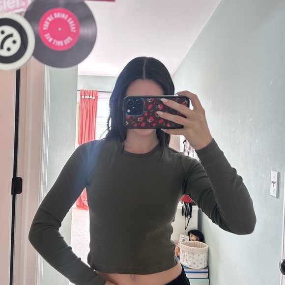 Aritzia Tops - Aritzia Olive Green Long Sleeve Ribbed Crop Top